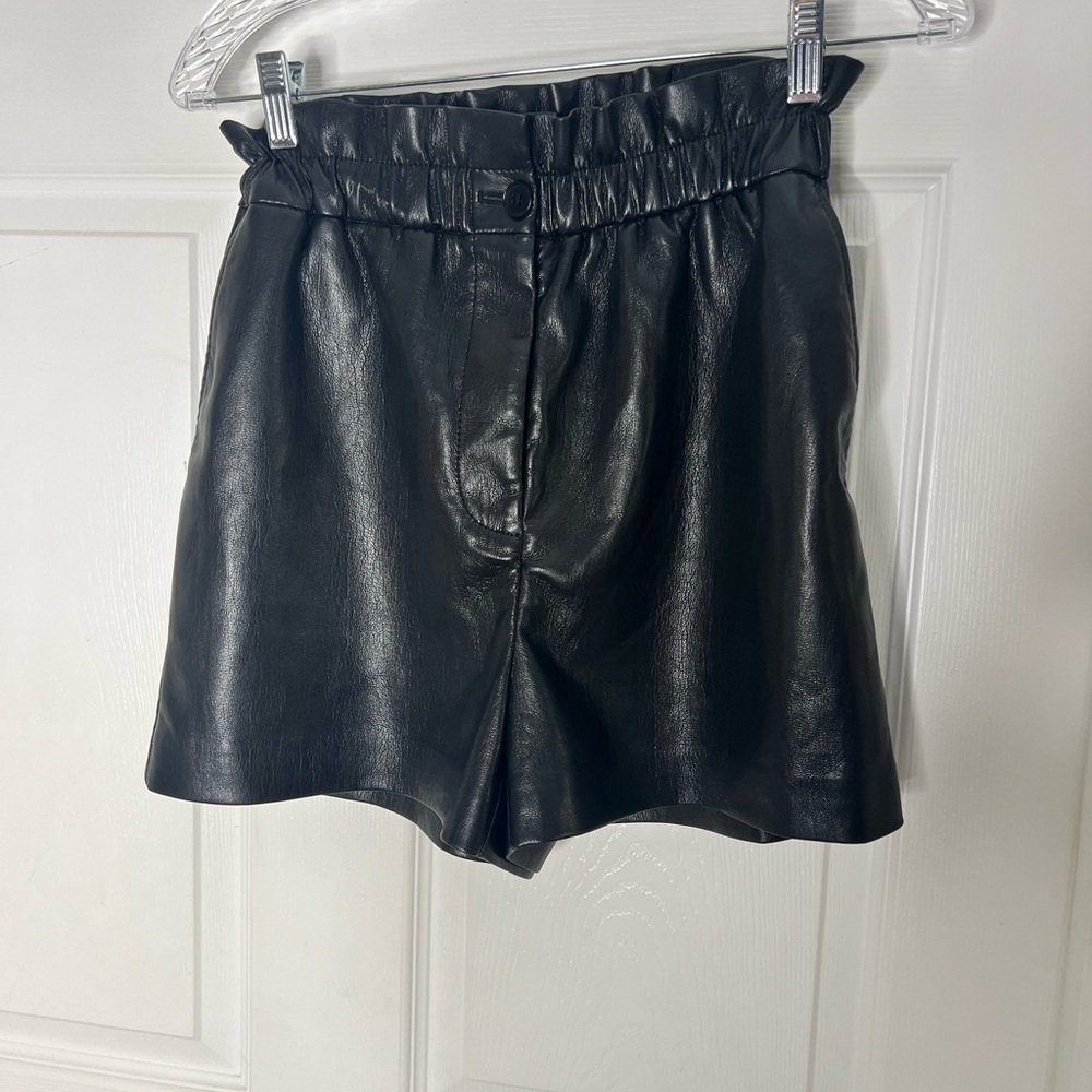 Aritzia Wilfred Faux Leather Black Shorts Sz 2